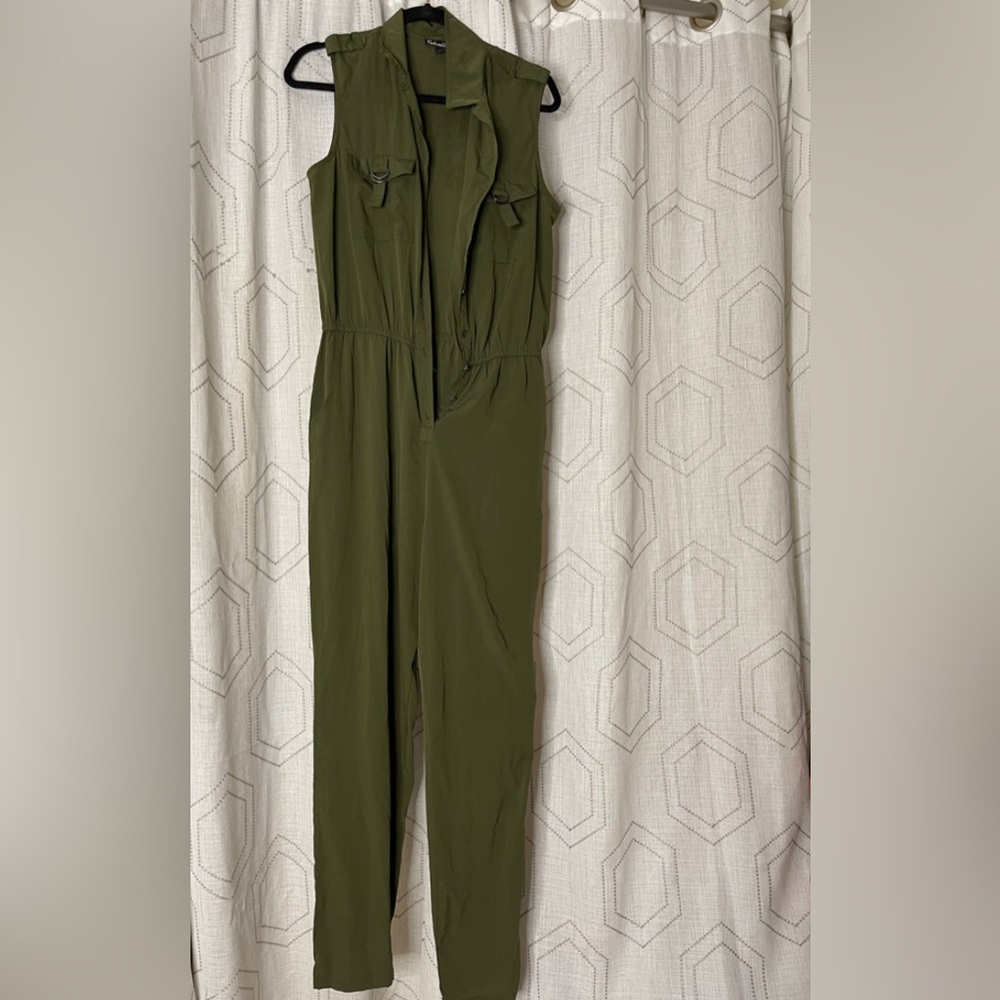 FashionWeb Women’s L Army Green Jumpsuit Front/Side Pockets Sleeveless Worn 1X
